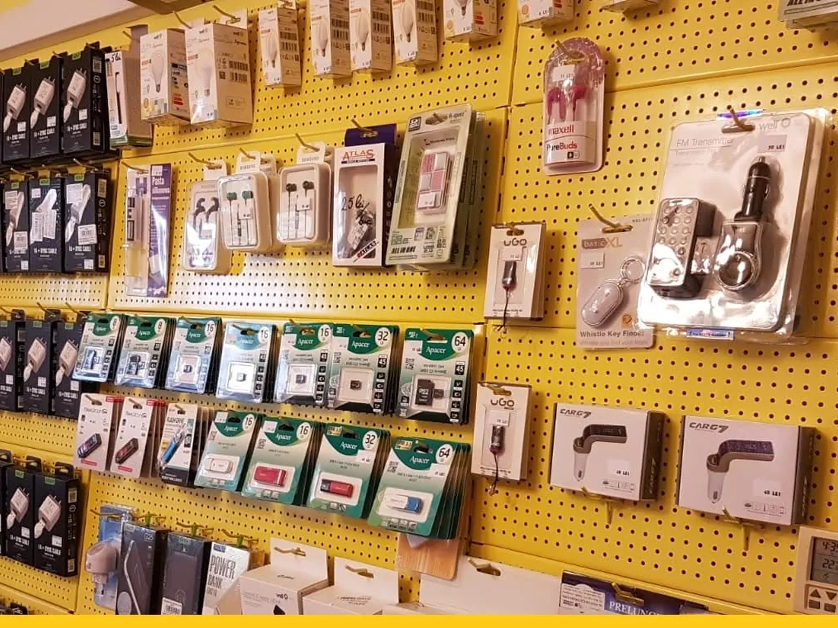 Peretele cu accesorii din magazinul MODEM